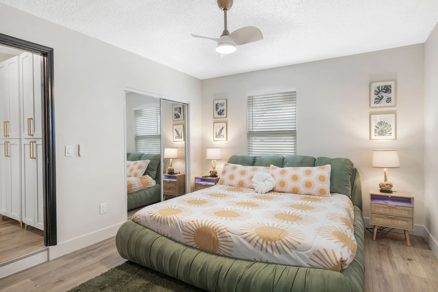 King Suite 1 with ensuite Bathroom, New Memory Foam Mattress, 40-in TV.