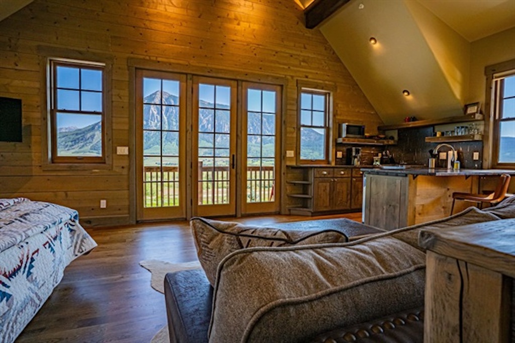 Apartment w/ full kitchen and great views