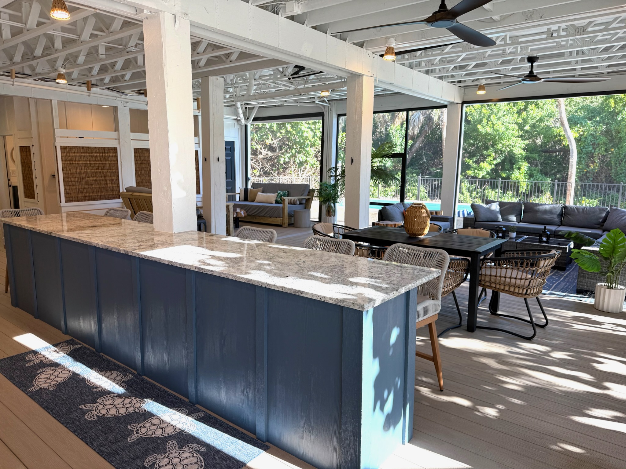 Plenty of counter space, dining seating and lounge seating to go around in the screeened-in area