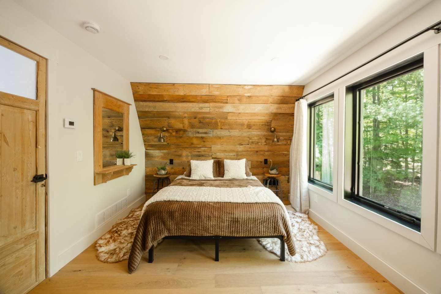 Bedroom 2 - Queen bed and twin bed