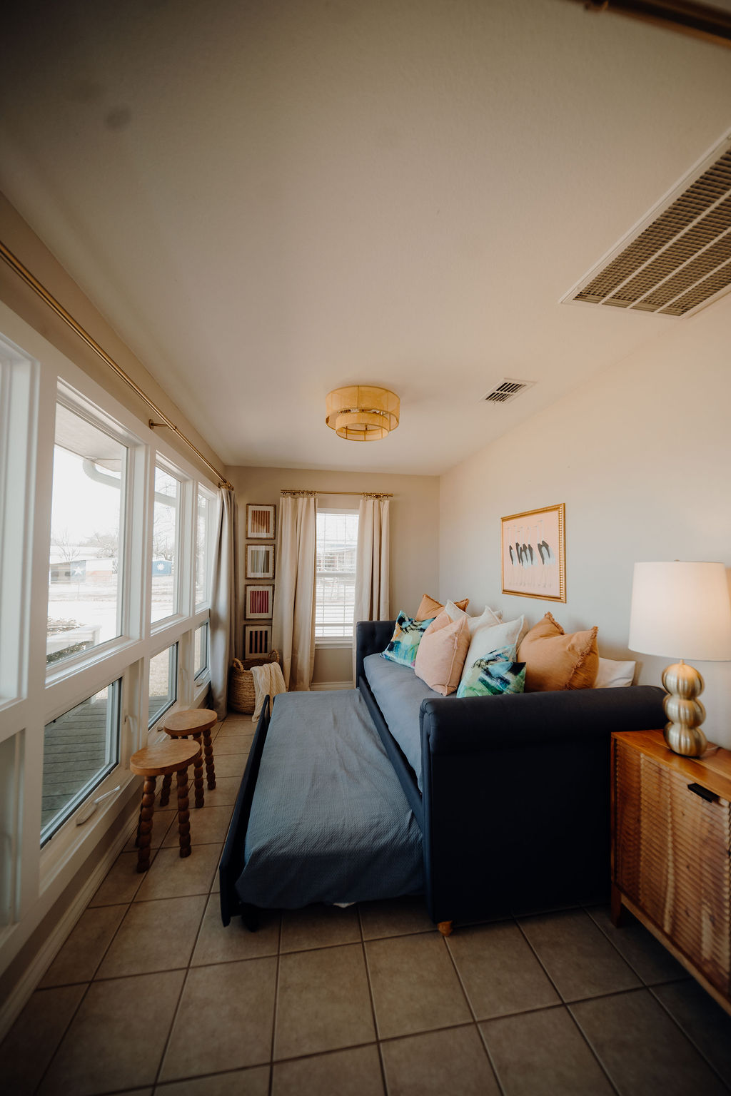 Daybed Room Facing the Lake