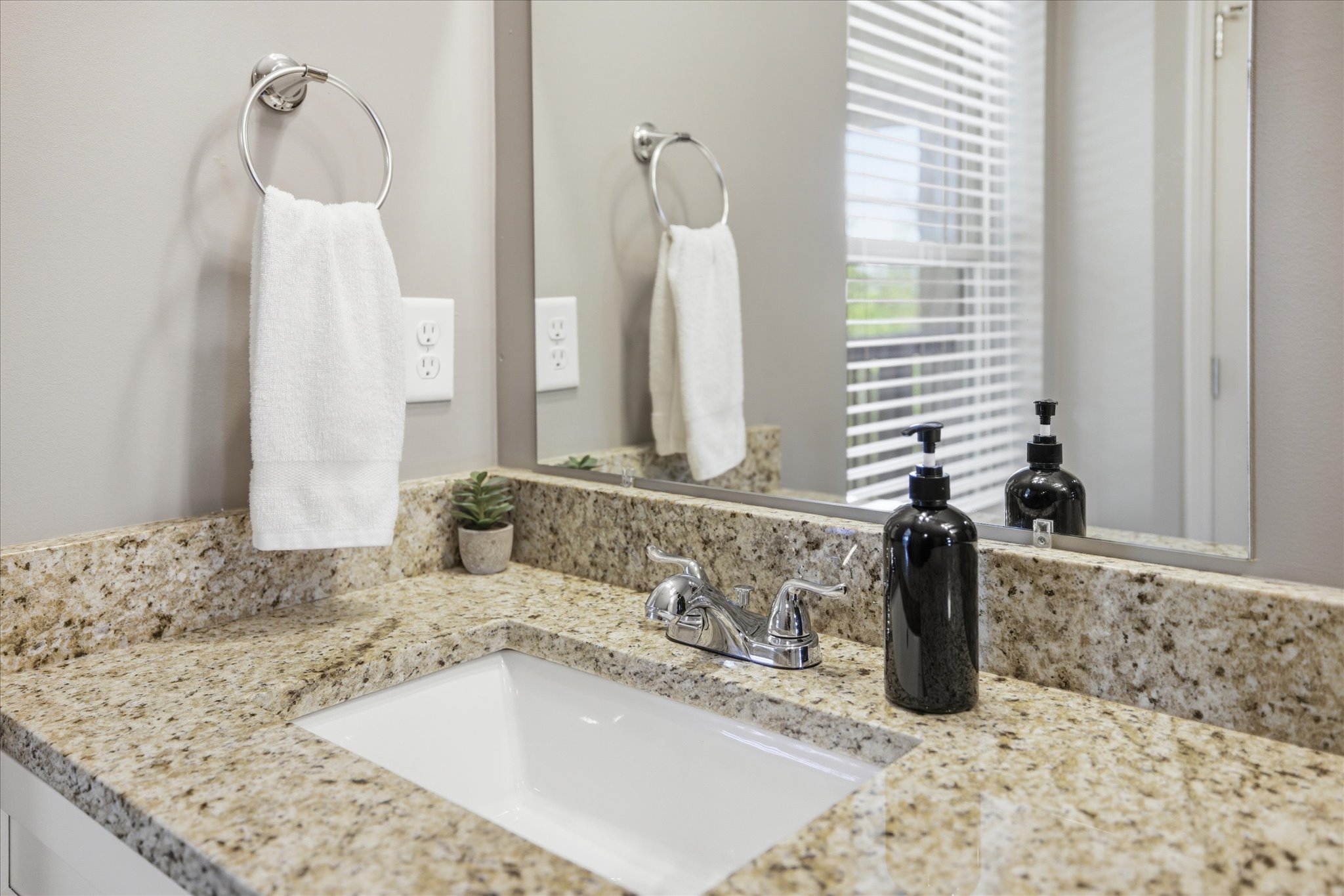 Take your time here—double sinks, clean space, and enough room to get ready without the rush. It’s set up to keep mornings smooth and evenings even easier.