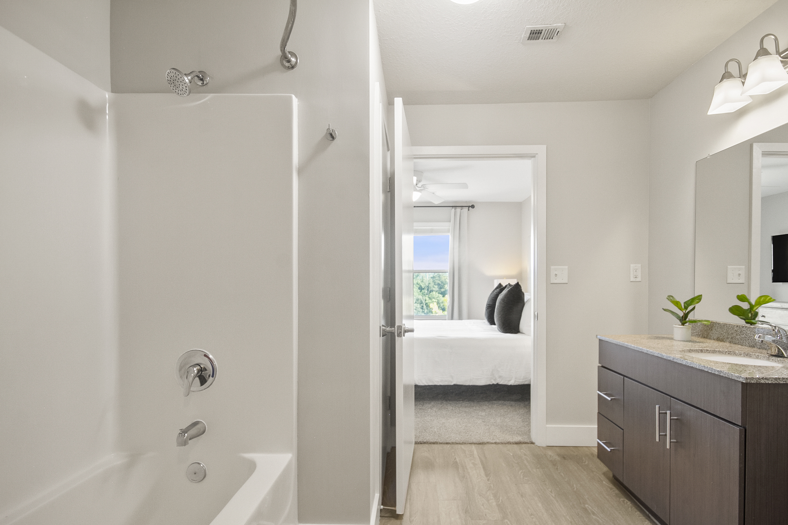 King Bathroom 2