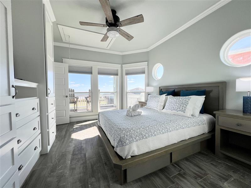 Crystal Paradise Bedroom 3: Comfortable queen suite with tasteful finishes and shared Jack and Jill style bathroom.