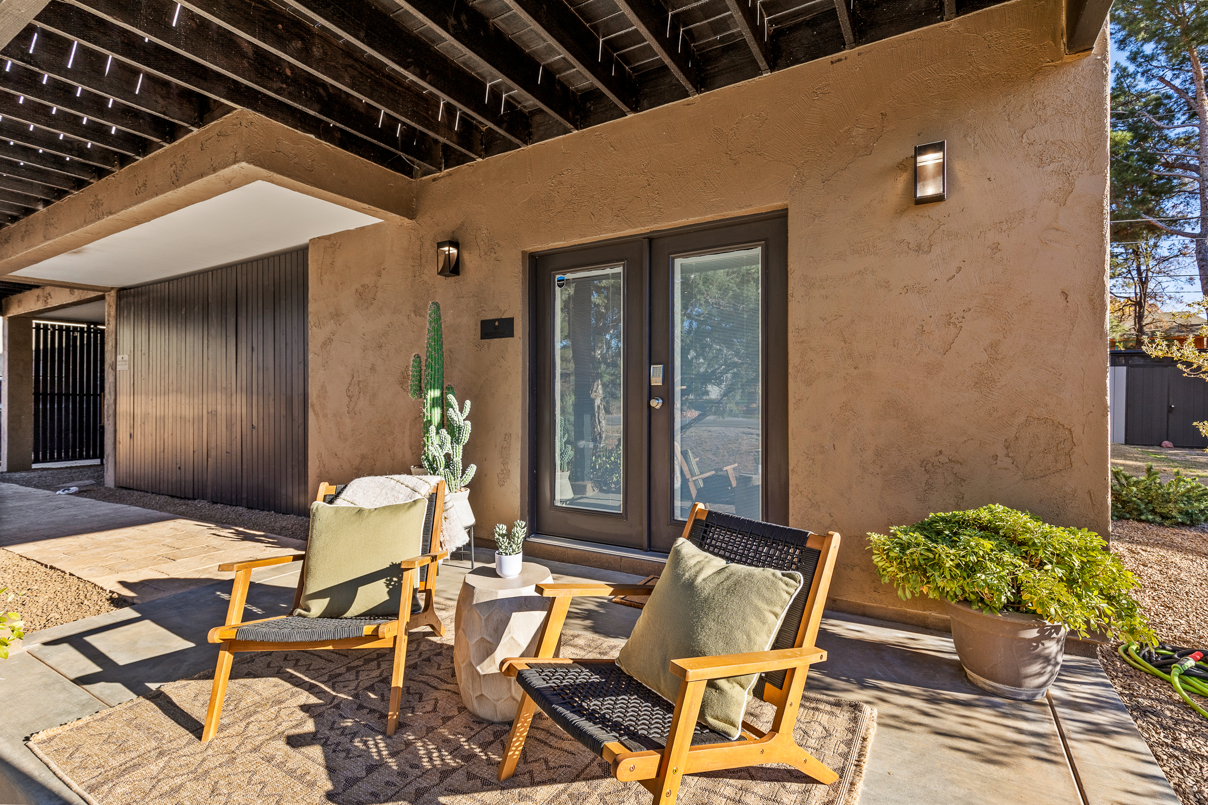 Cozy outdoor seating at the guesthouse entrance, ideal for quiet mornings and peaceful Sedona evenings.