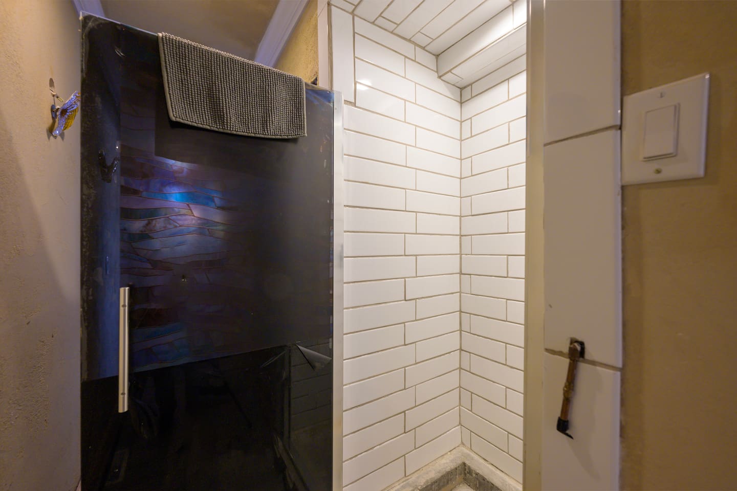 Hallway shower for rooms 6 and 7. 