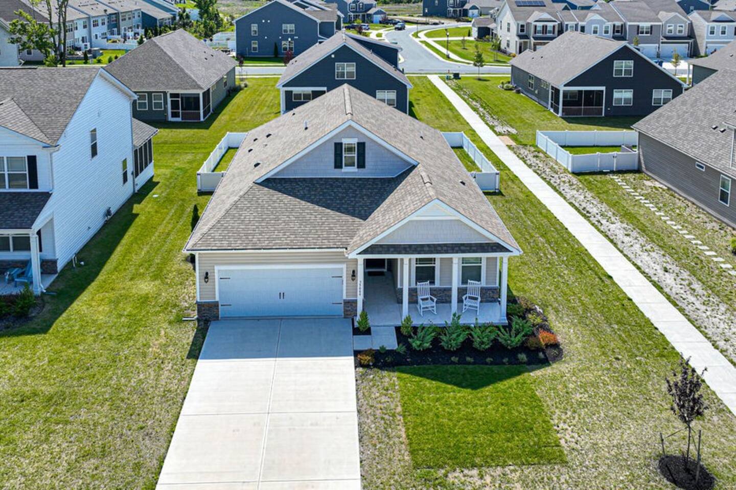 Presenting our cozy single-family haven, adorned with a lush front yard and a private backyard oasis, set in a serene suburban neighborhood. ✨