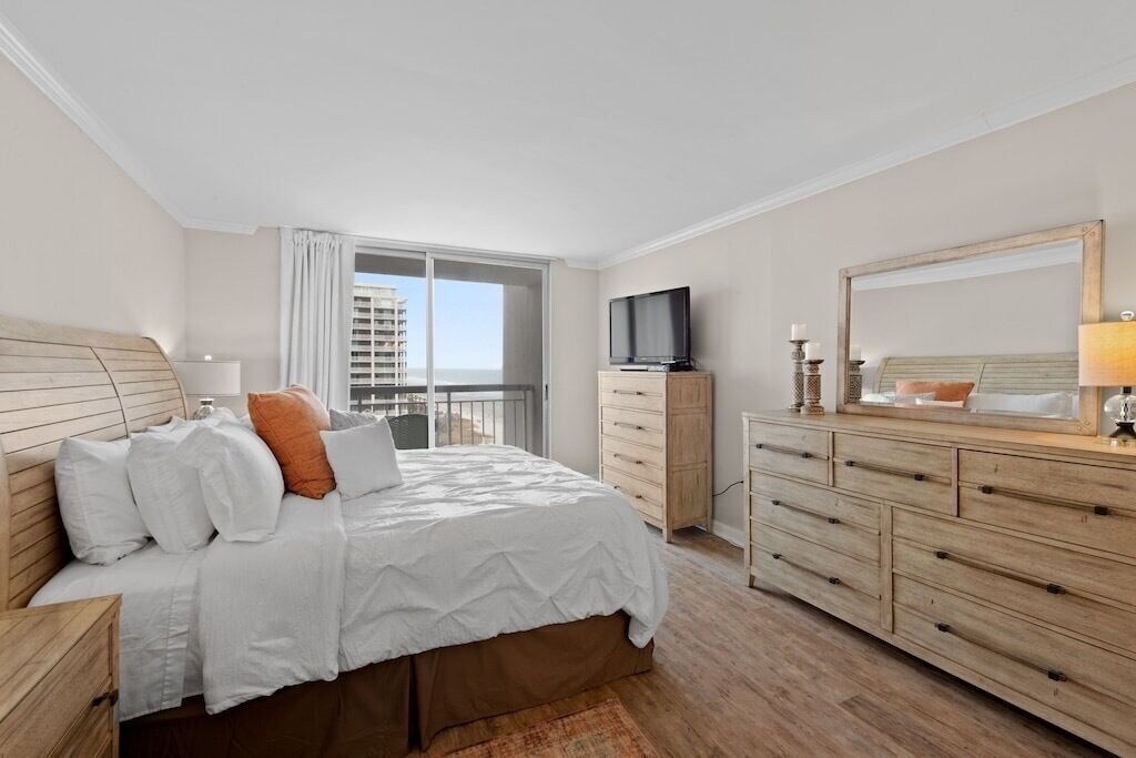 Main bedroom - king bed and nicely furnished