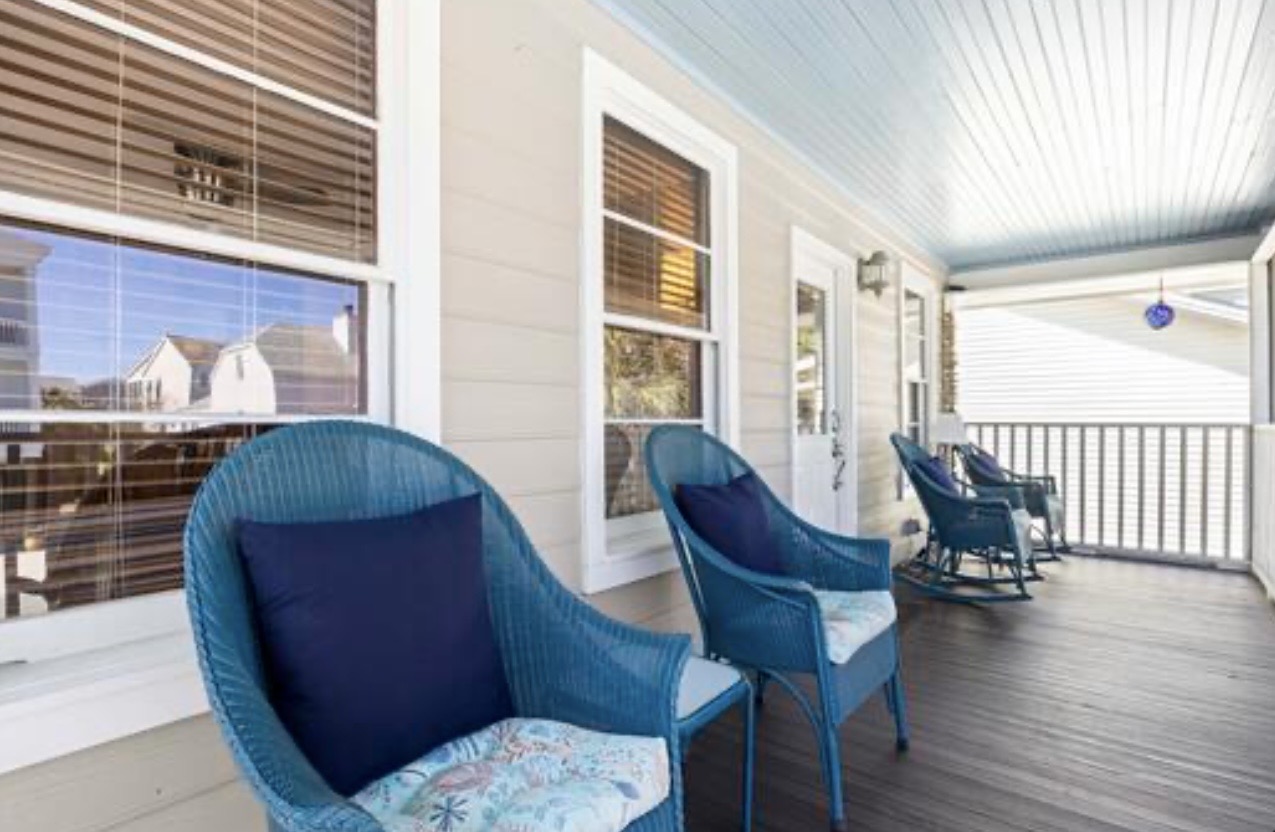 Claim a chair, put your feet up and let the island pace take over. ⭐