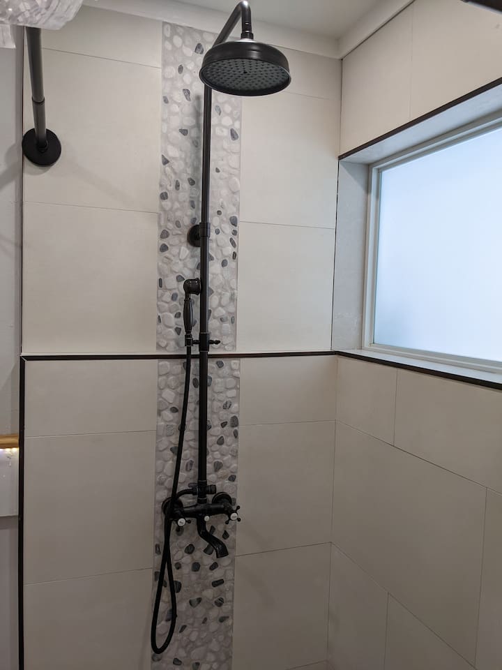This is the shower for the 2nd bedroom. The peble mosaic continues onto the floor. We do like the feeling of standing on natural stone.