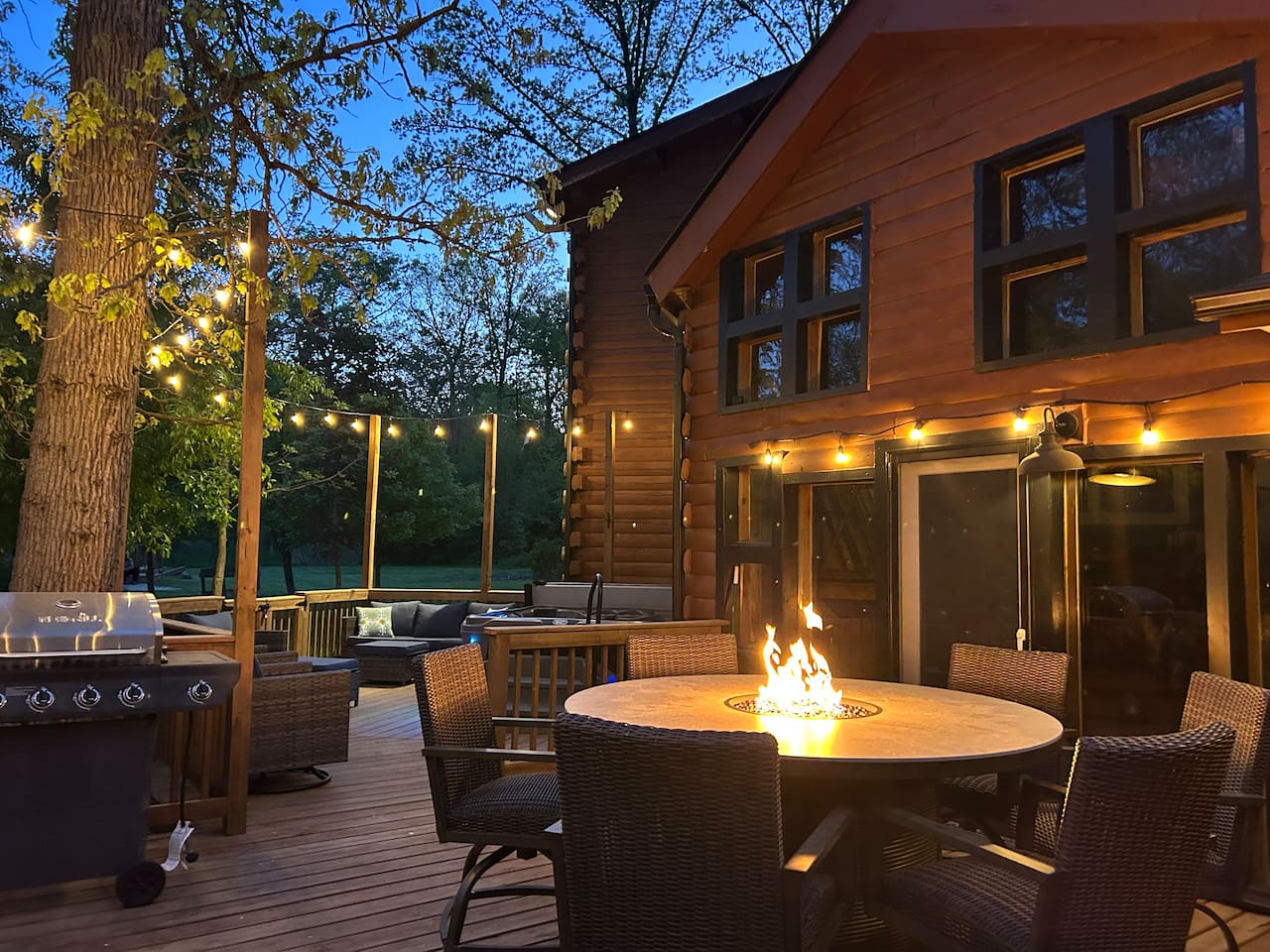Unwind in the evening under the glow of the cafe lights while being mesmerized by the flames on the fire table.