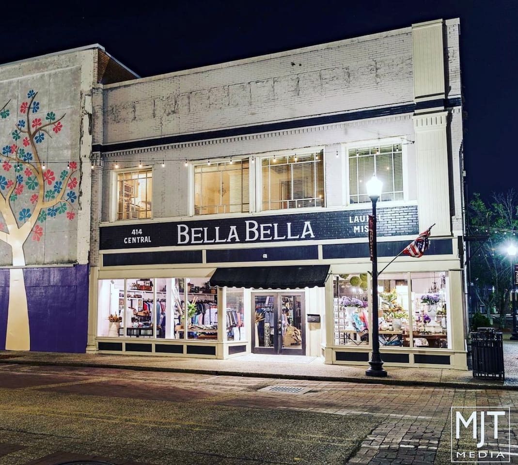 Built in 1901 the Bella Bella building was home the the first grocery store in Laurel "Piggly Wiggly" from 1931 until 1951. Now it is retail downstairs and 3 full apartments upstairs