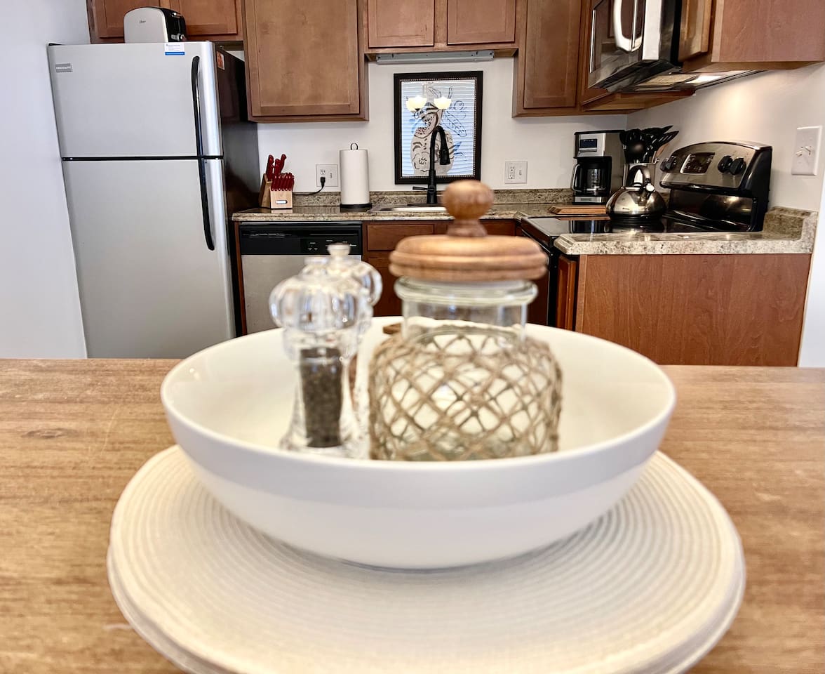 Enjoy cooking in this fully equipped kitchen featuring stainless steel appliances, granite-style countertops, and all the essentials for your stay. Thoughtfully decorated with stylish touches, it’s perfect for prepping meals or morning coffee.