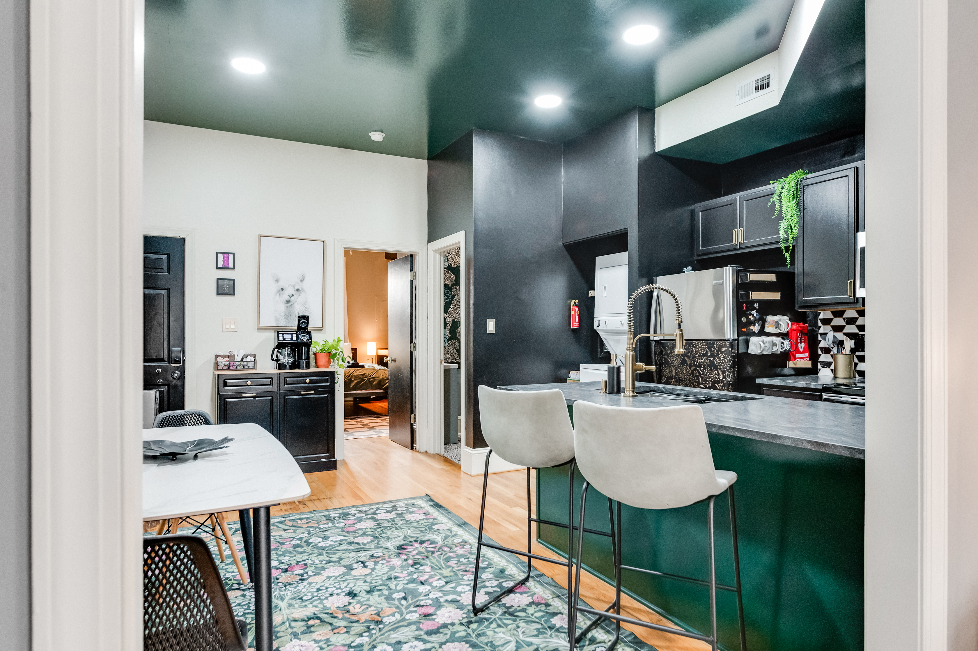 Stylish Kitchen: Modern design with chic decor, perfect for cooking up memories in Richmond!