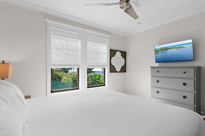 Bedroom 6 (Third Floor): King Bed with Shared Bathroom 