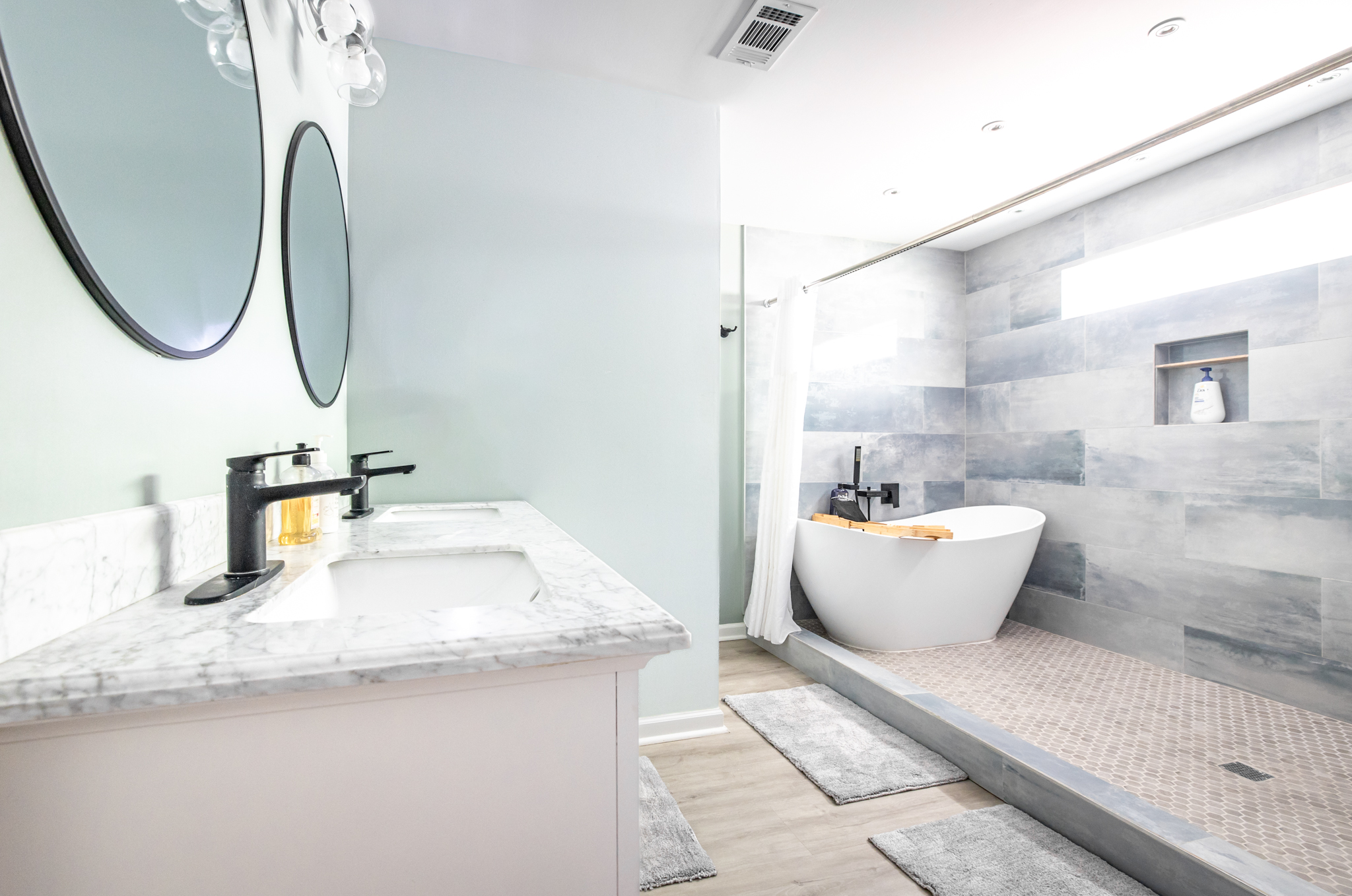 Spacious bathroom w/natural light