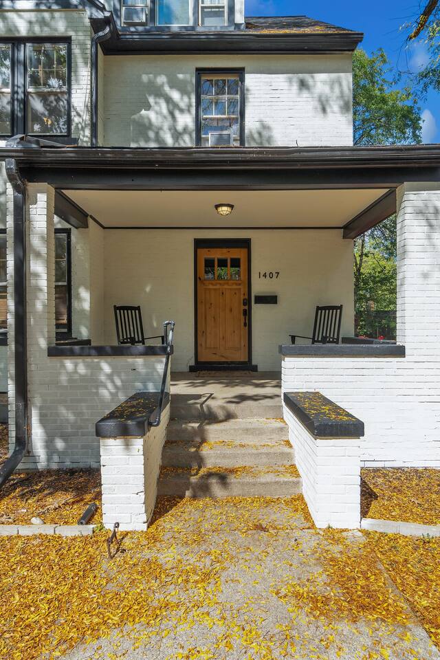 Private entrance with a peaceful porch