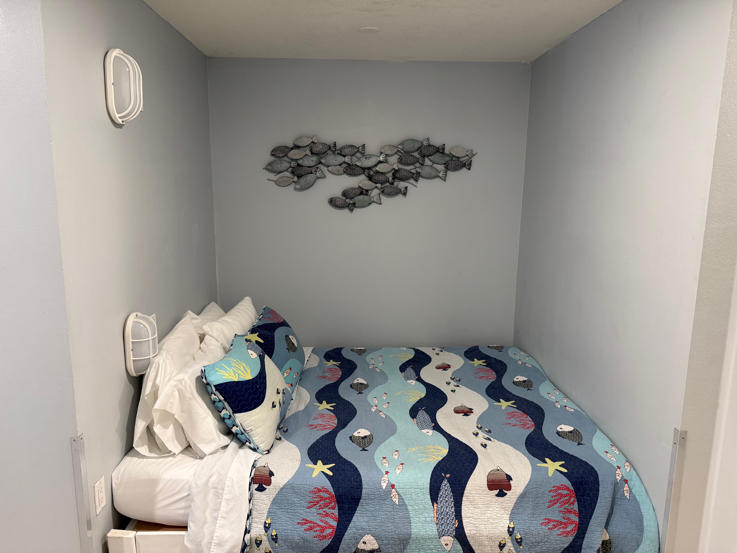 Queen bed in Alcove