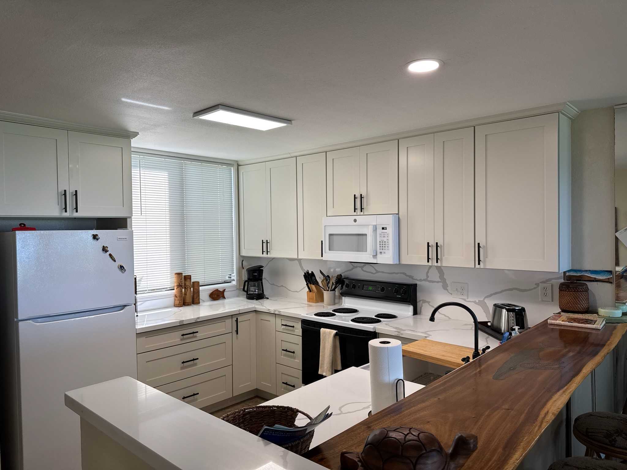 Enjoy the Bar Area by kitchen.