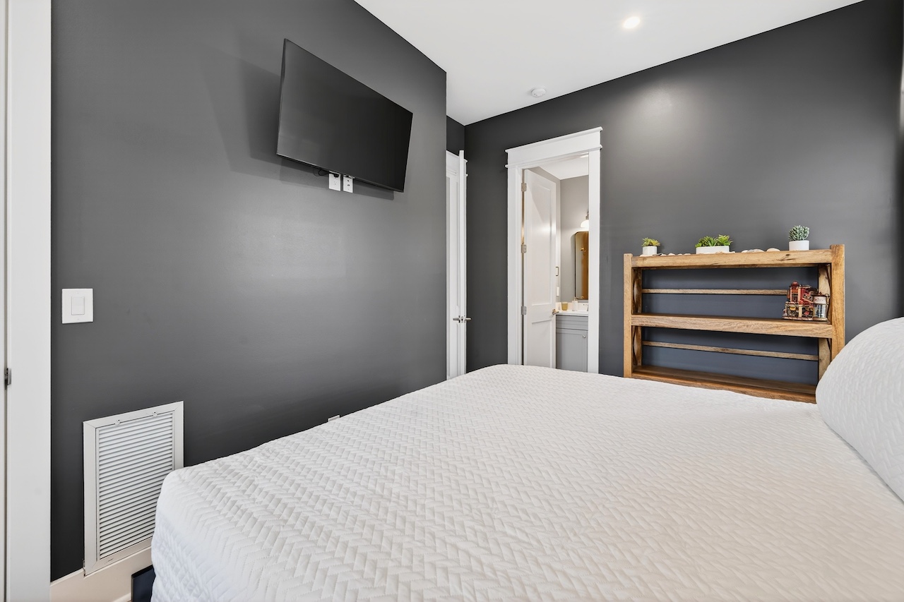 King Room  | Southern Grace | 6 23rd Ave.