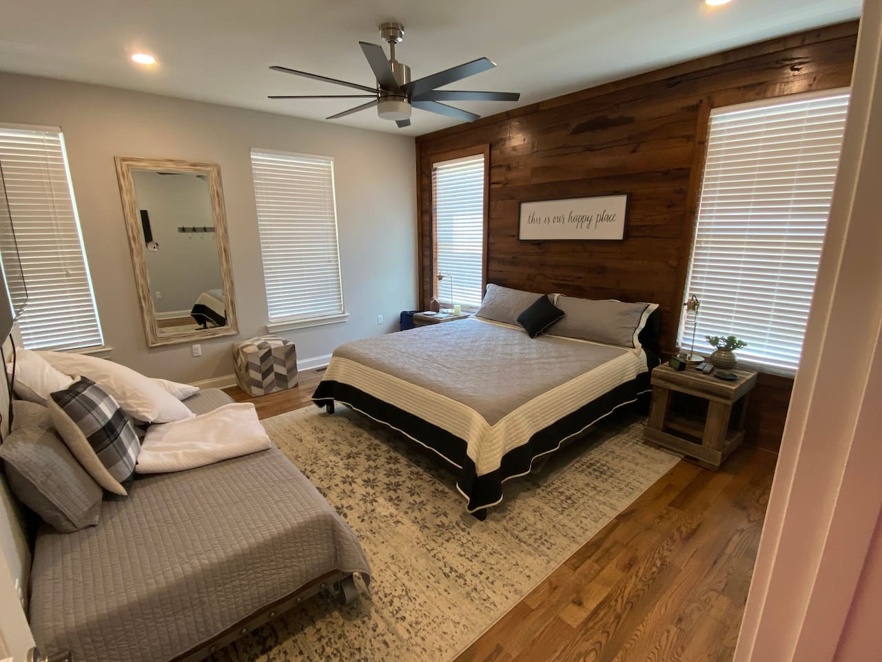 King room with twin trundle.