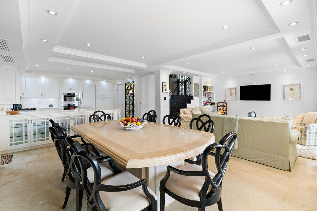 Open floorplan and room for everyone 