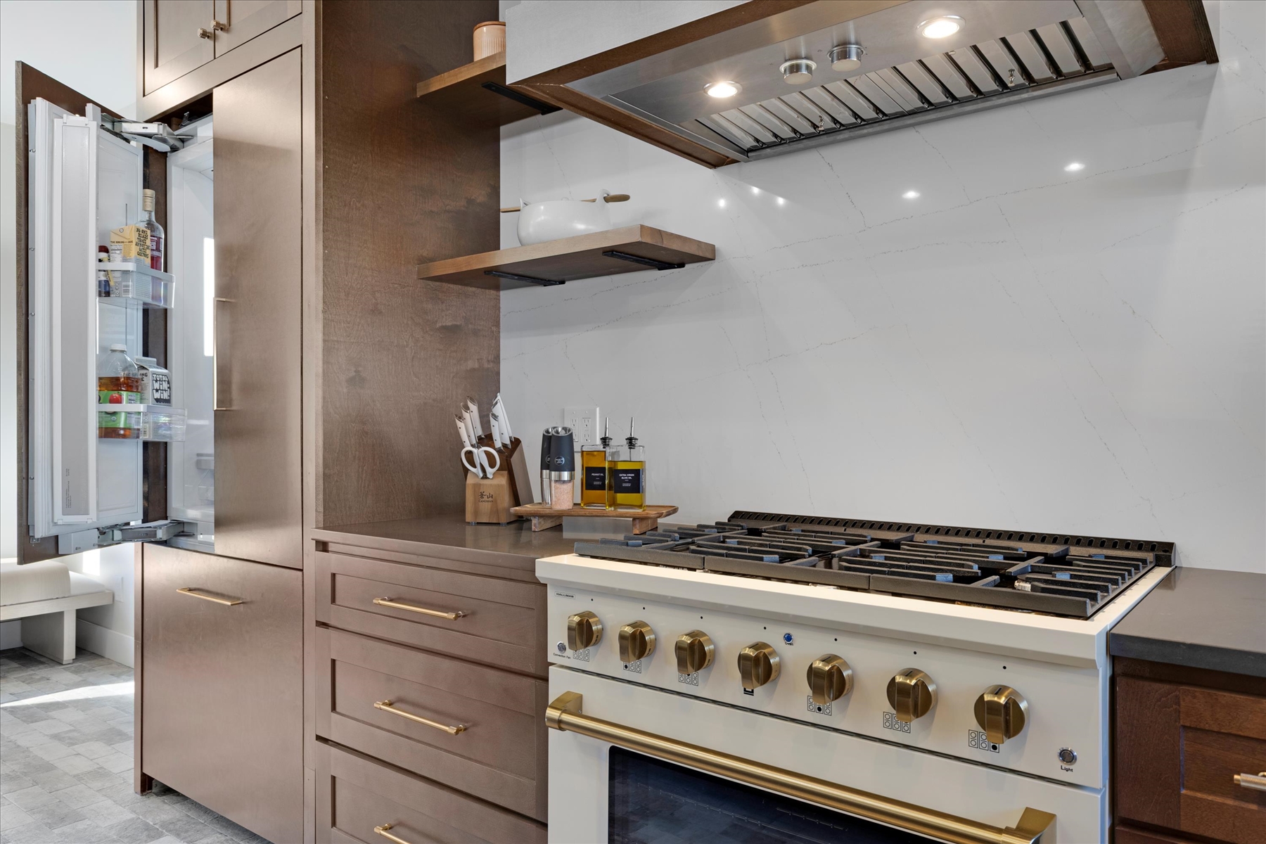 High-end appliances equipped for those who enjoy cooking.
Notice the built in Refrigerator on the left. 