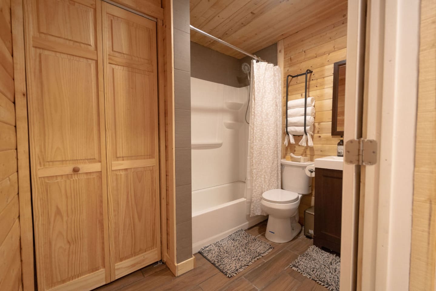 After a day of exploring, soak or rinse off the dust in this rustic-chic cabin bath! With a shower-tub combo, a stylish vanity, and fully stocked essentials, it’s the perfect spot to refresh and get ready to do it all over again!