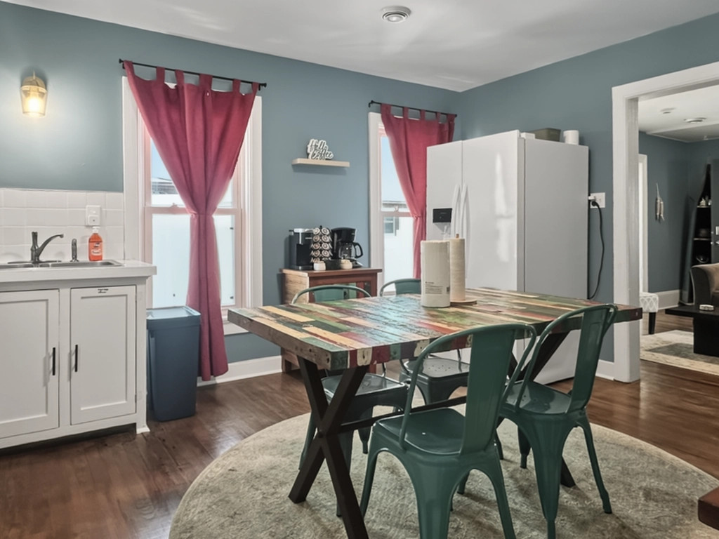 Bright and Airy kitchen with dining table for 4