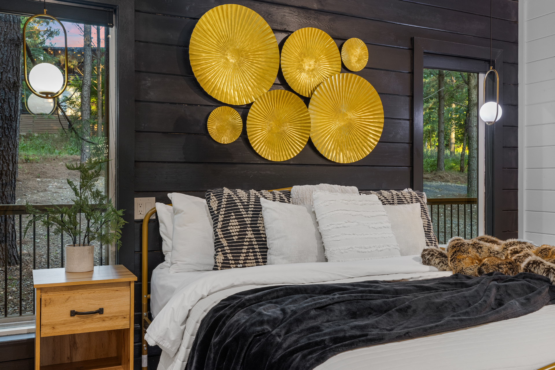 A well-appointed bedroom featuring a king-sized bed, ideal for stretching out and enjoying uninterrupted sleep.