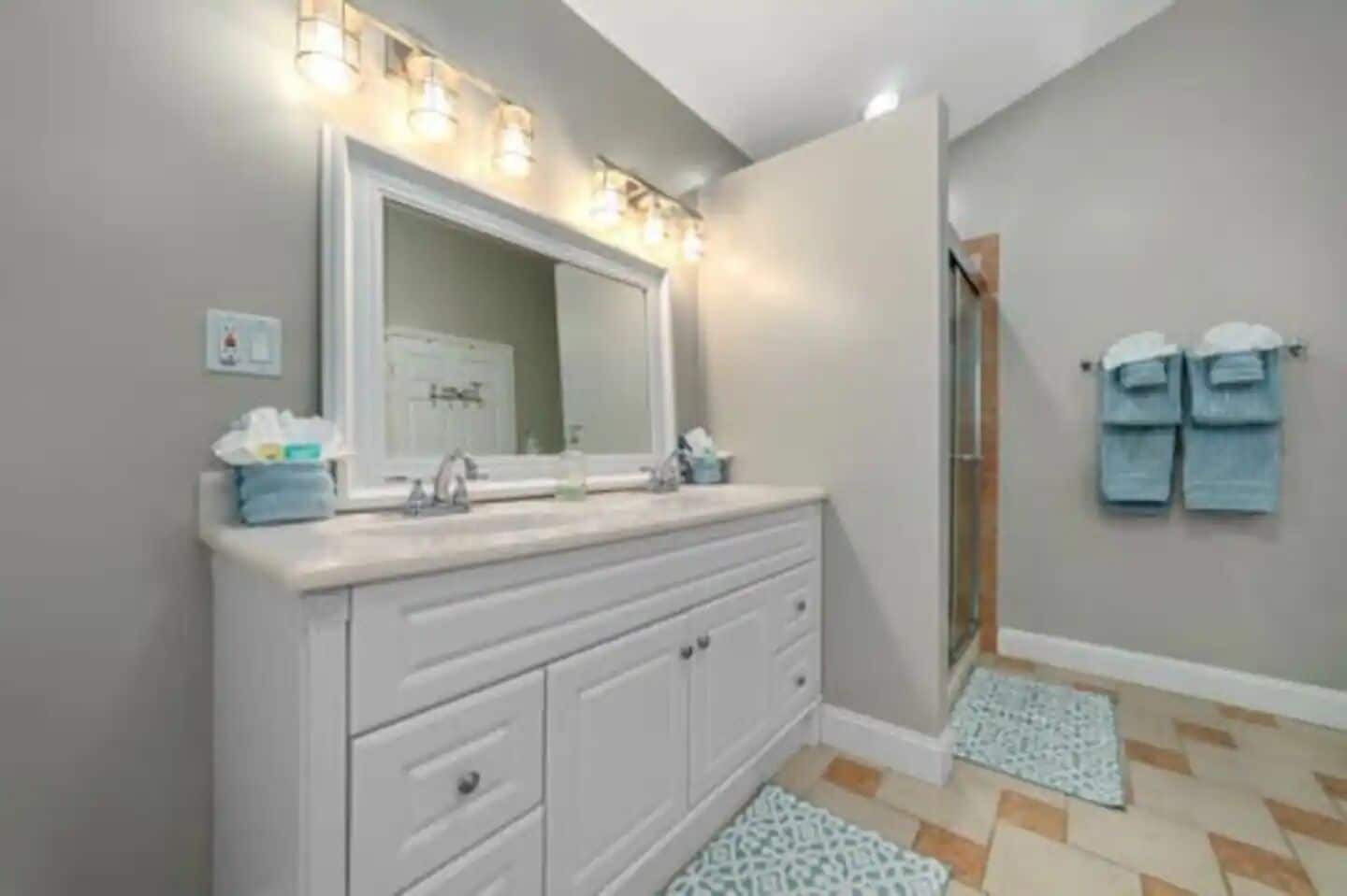 Main bathroom - Jetted tub, double vanity and walk in shower