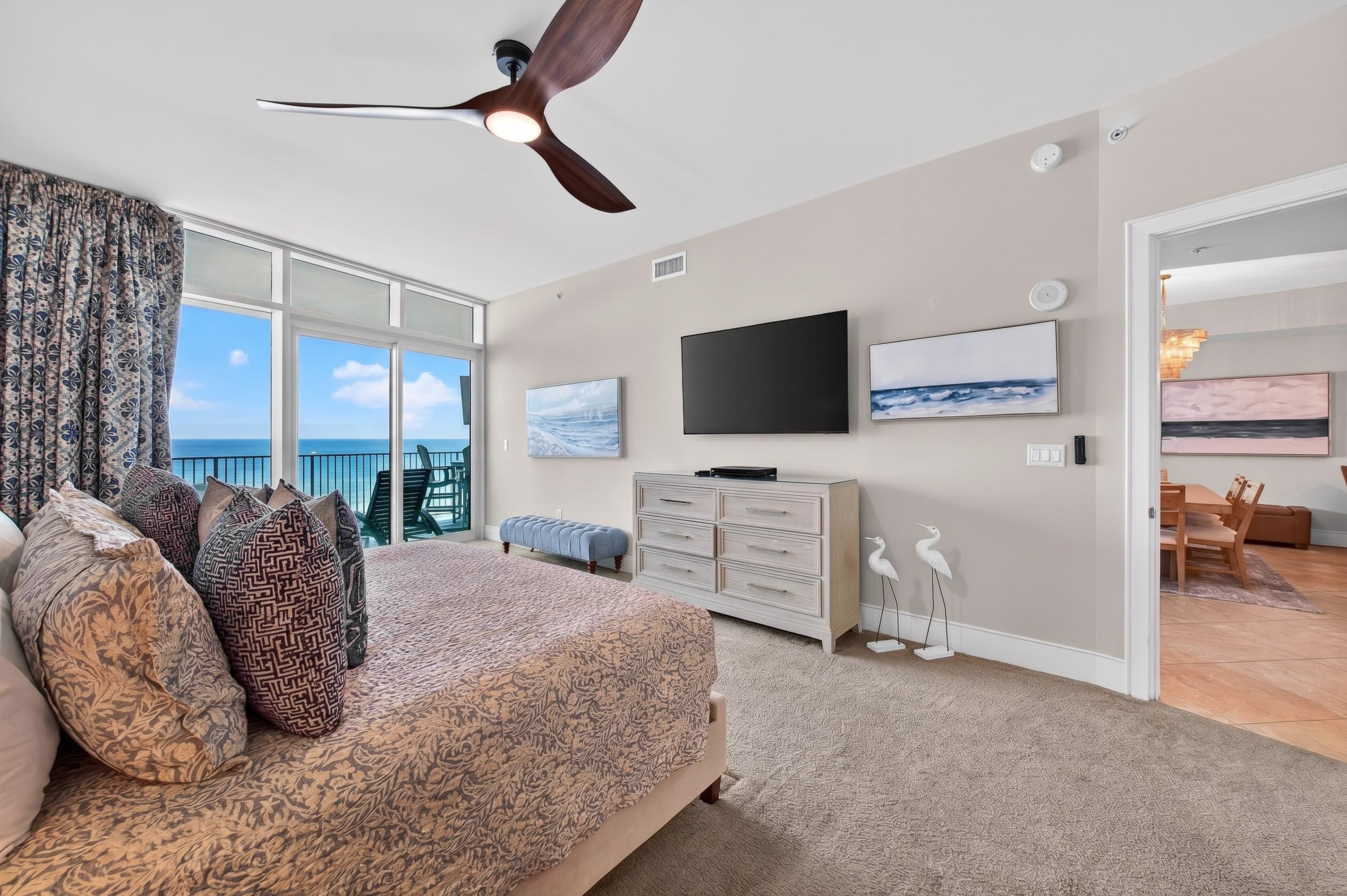 Master King Bedroom, balcony access