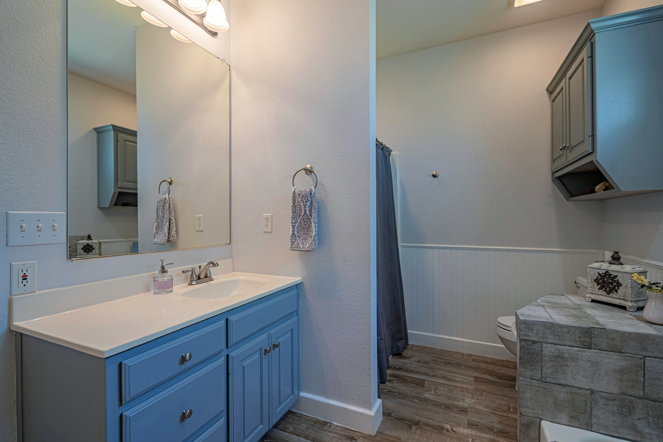 Cottage full bath - separate shower and tub