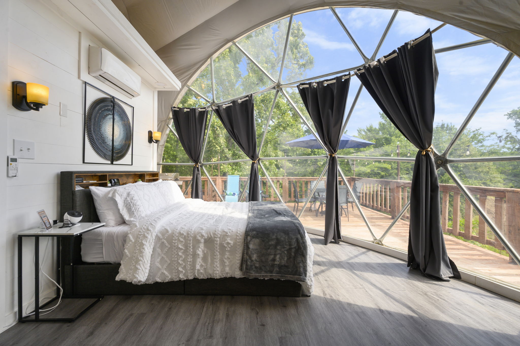 Queen bed and Bay Window