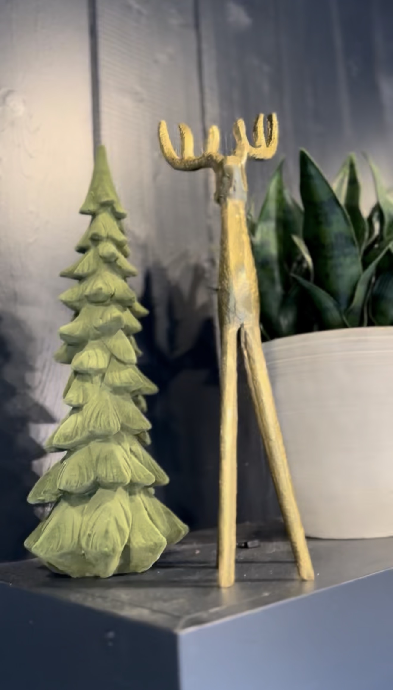 Warm, minimalist holiday décor adds soft, festive charm to our Broken Bow cabin. 🌲✨