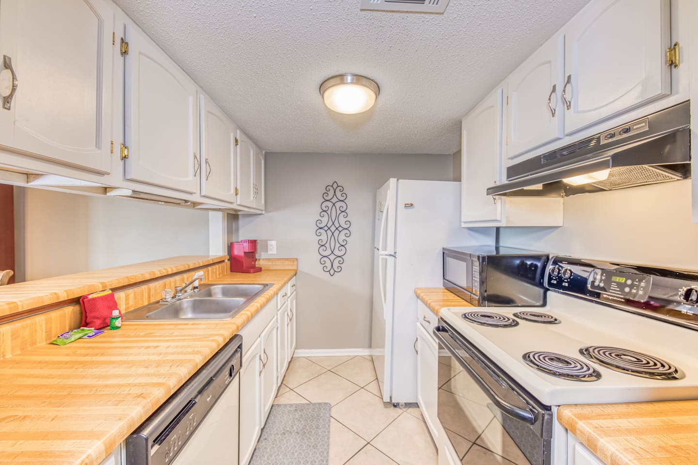 Kitchen: Bright space, perfect for culinary adventures by the beach!