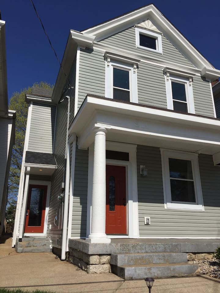 Use door on the left to enter the Angel’s Share Studio upstairs. 17 steps once inside to the apartment. 2nd floor.