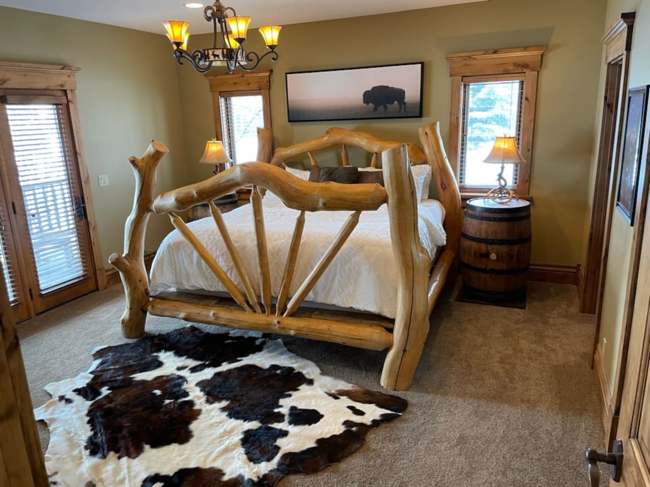 You'll sleep like a king in the main-floor primary suite featuring a king bed with premium linens, a private en-suite bathroom with a jetted tub, a spacious walk-in closet, and access to a private deck—perfect for relaxing after a day of exploring.