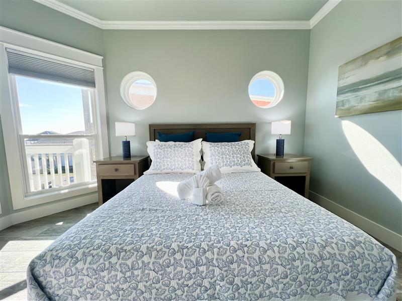 Crystal Paradise Bedroom 3: Bright and spacious queen bedroom featuring private ensuite access and a serene atmosphere.