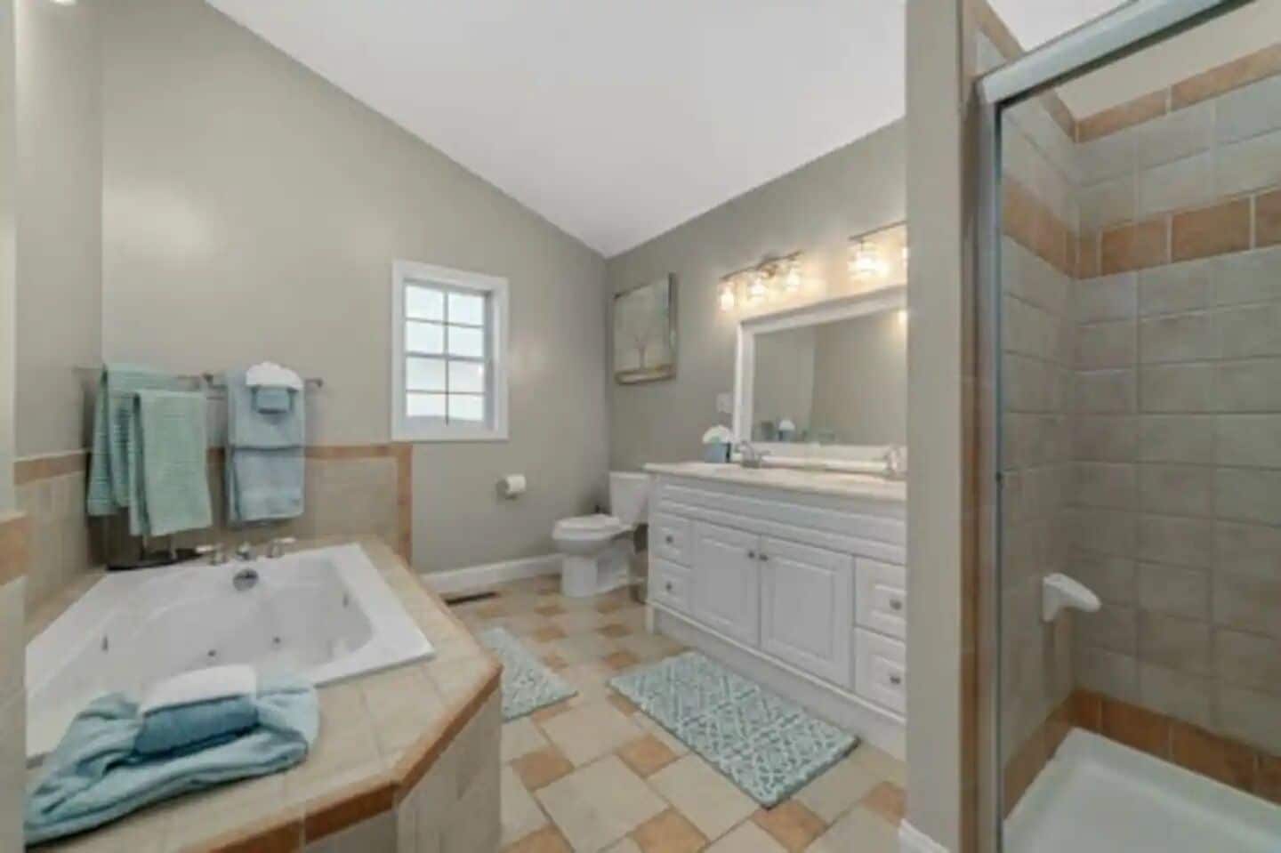 Main bathroom - Jetted tub, double vanity and walk in shower