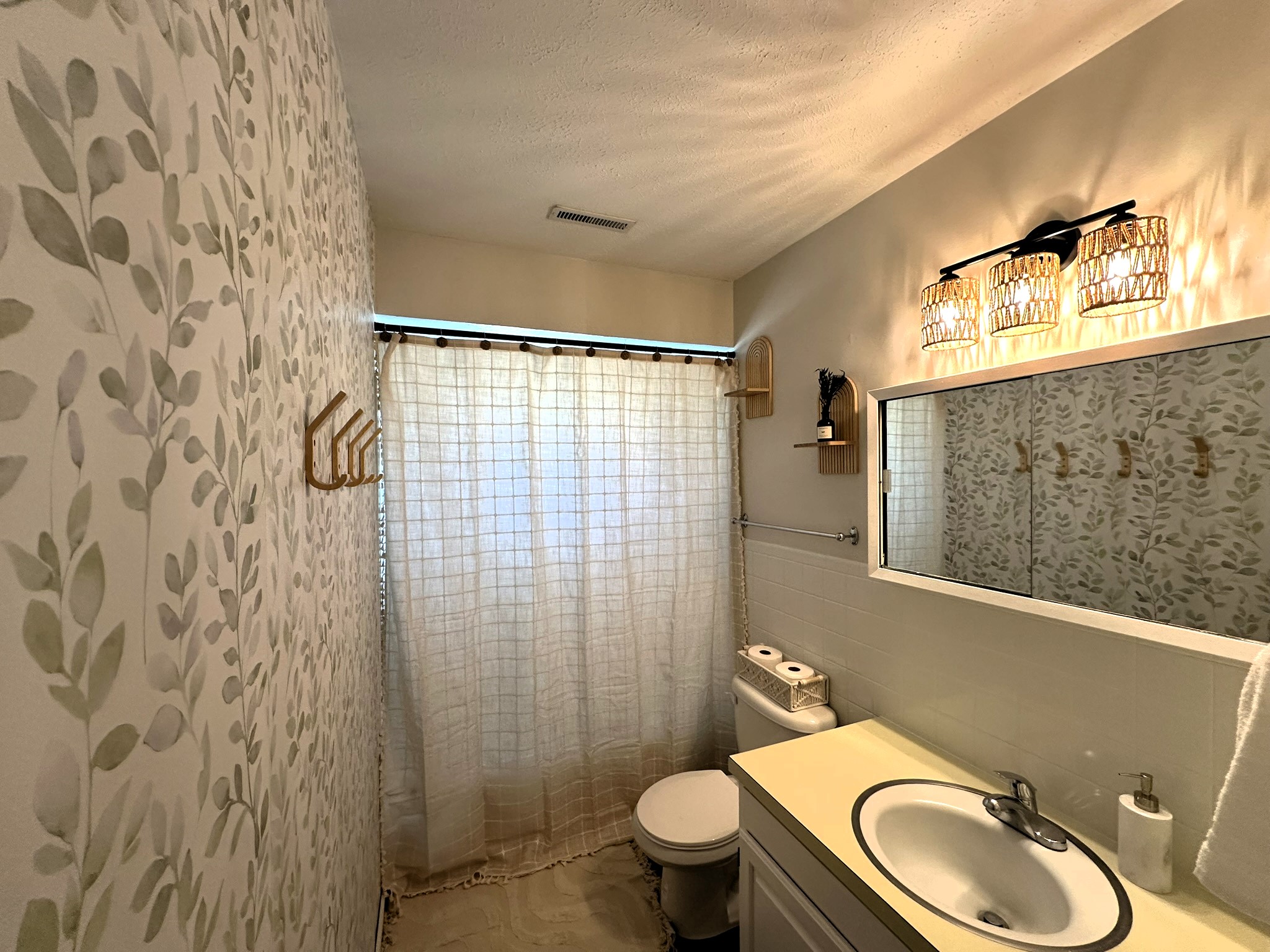 Full bath with combo tub/shower