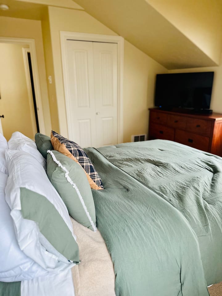 2nd bedroom (Queen) 