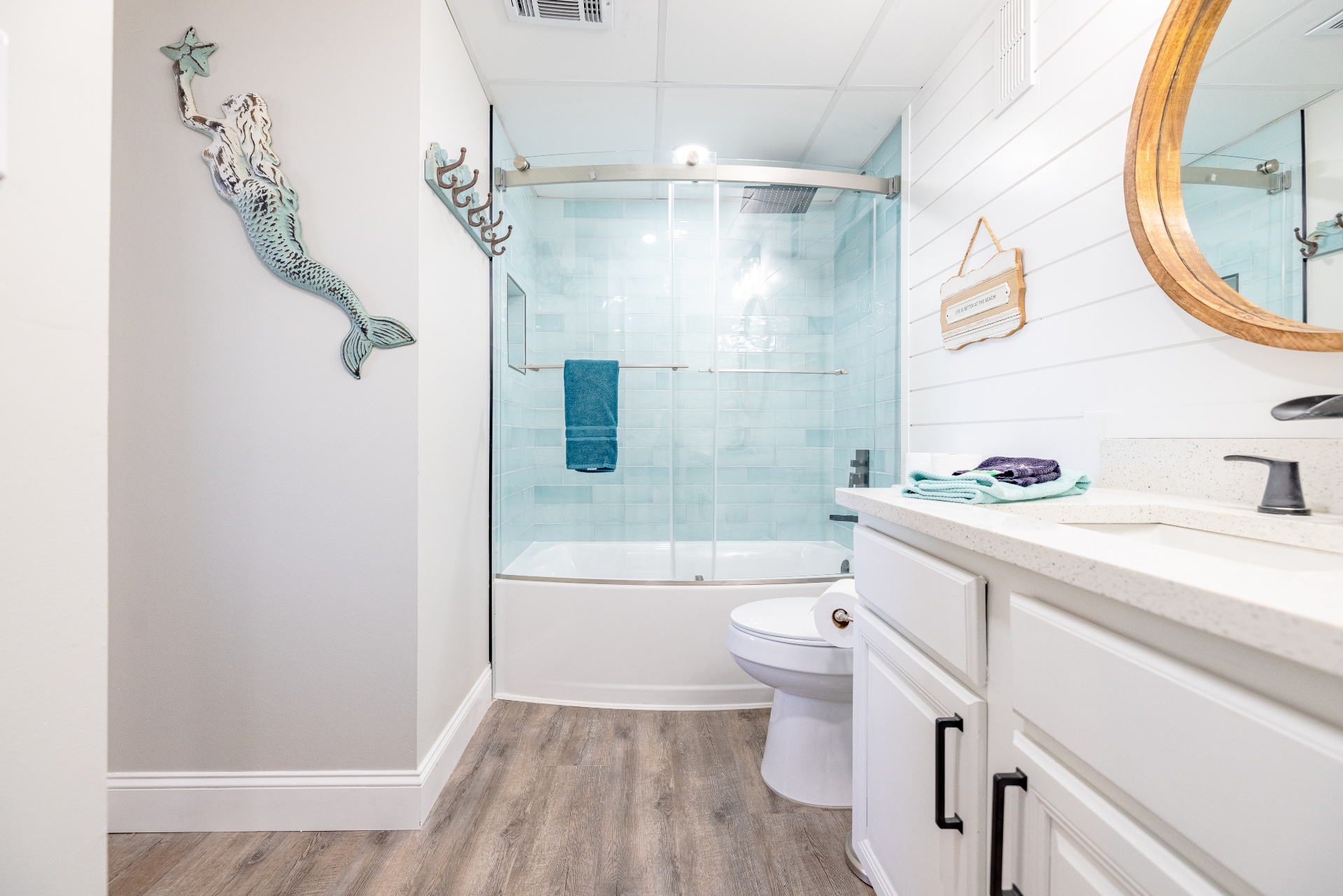 Guest bathroom with tub/shower combo