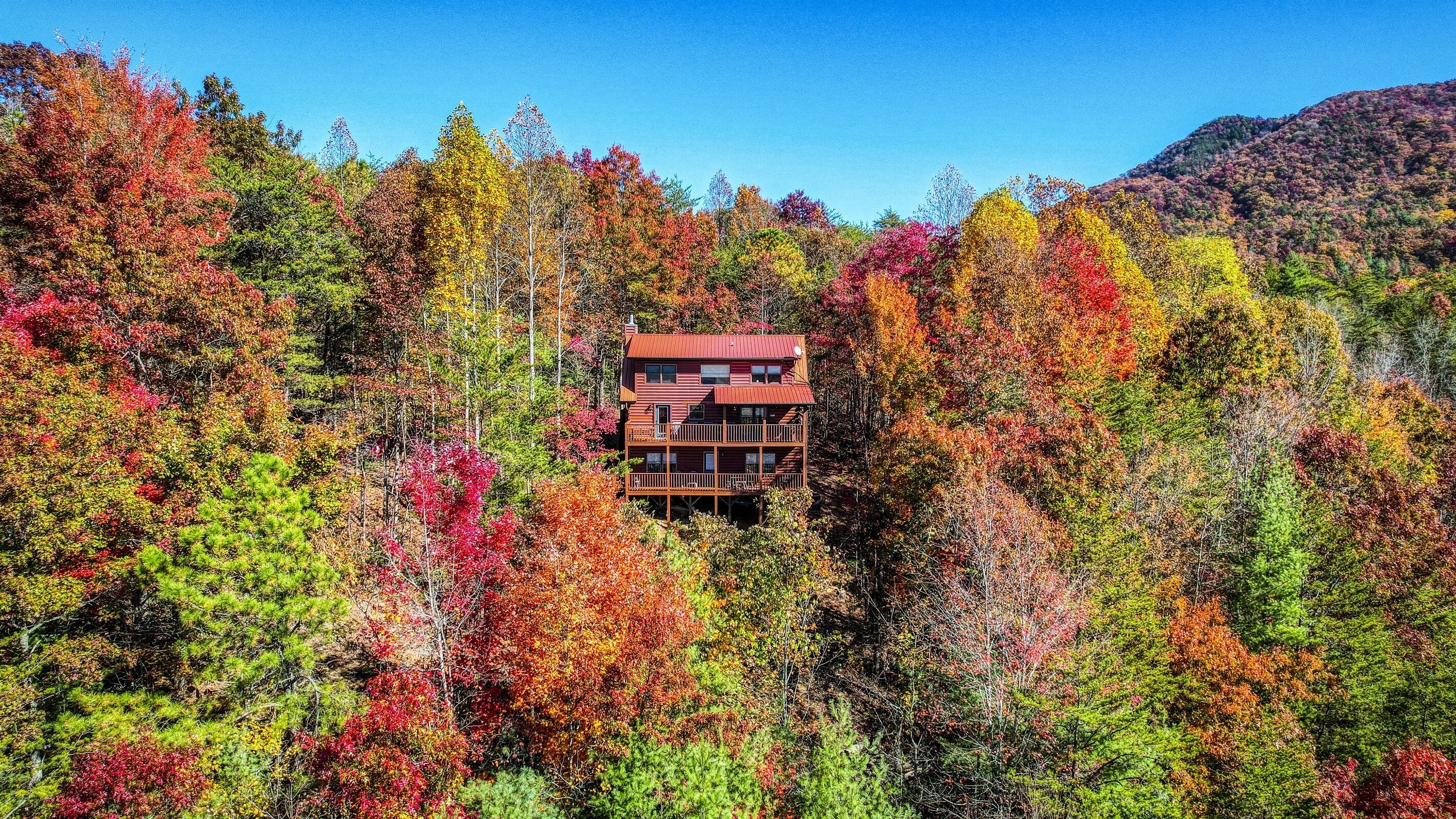 "Great house, beautiful location. Convenient to lots of things to do, but nice enough to just stay in and relax with the AMAZING view!" Sally Oct 2022