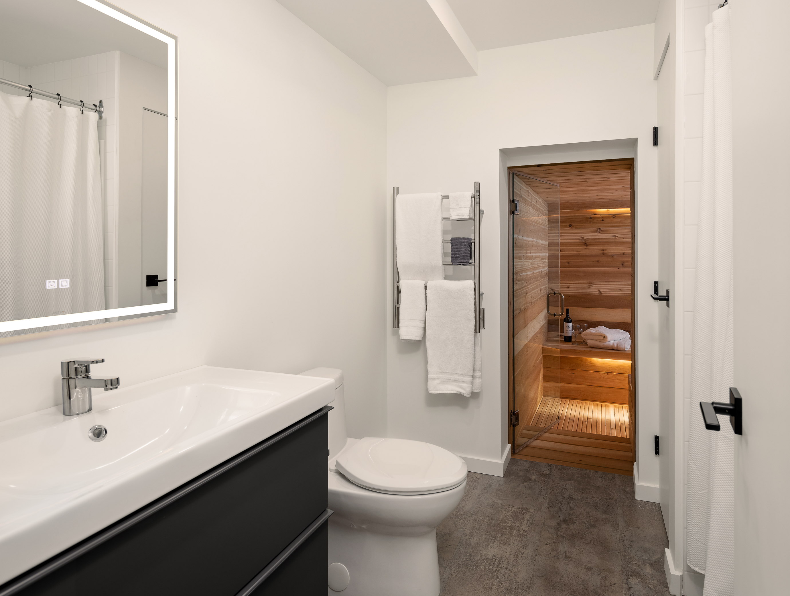 Second bathroom with walk-in shower and direct access to the private dry sauna (seasonal).