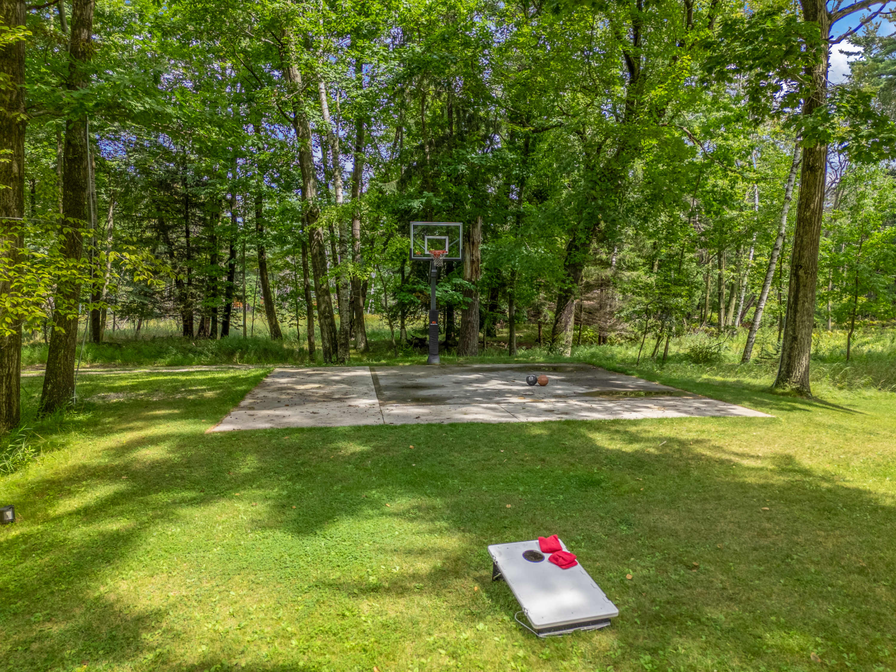 Basketball court ready to entertain your sports enthusiasts!