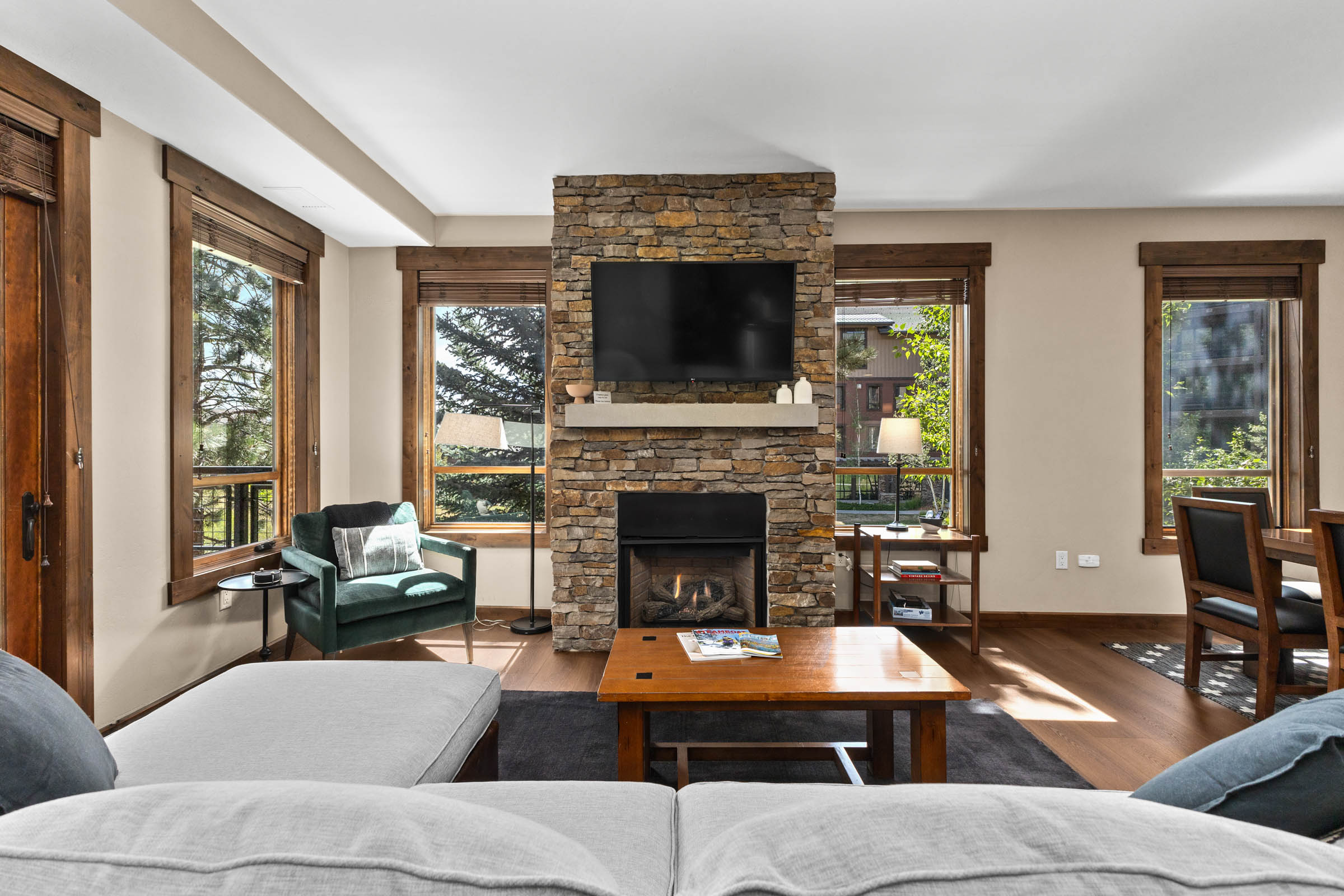 Living Room with  SmartTV and Fireplace