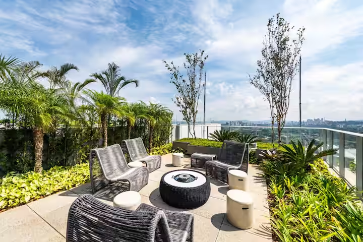 🔥 Área externa com fire pit, perfeita para momentos de relaxamento ao ar livre. Ambiente moderno com poltronas confortáveis e vista panorâmica da cidade.