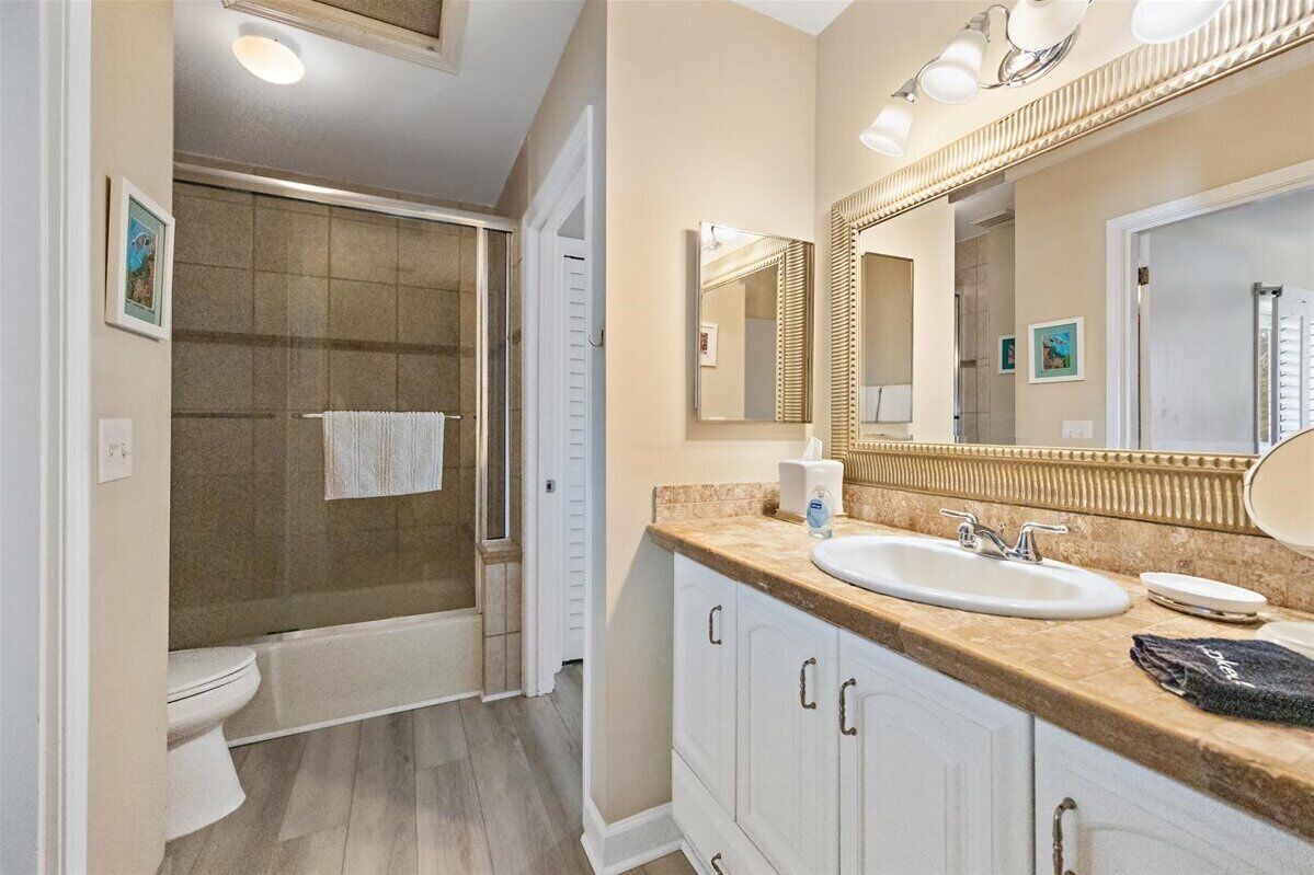 Bath shared by queen and trundle rooms upstairs
