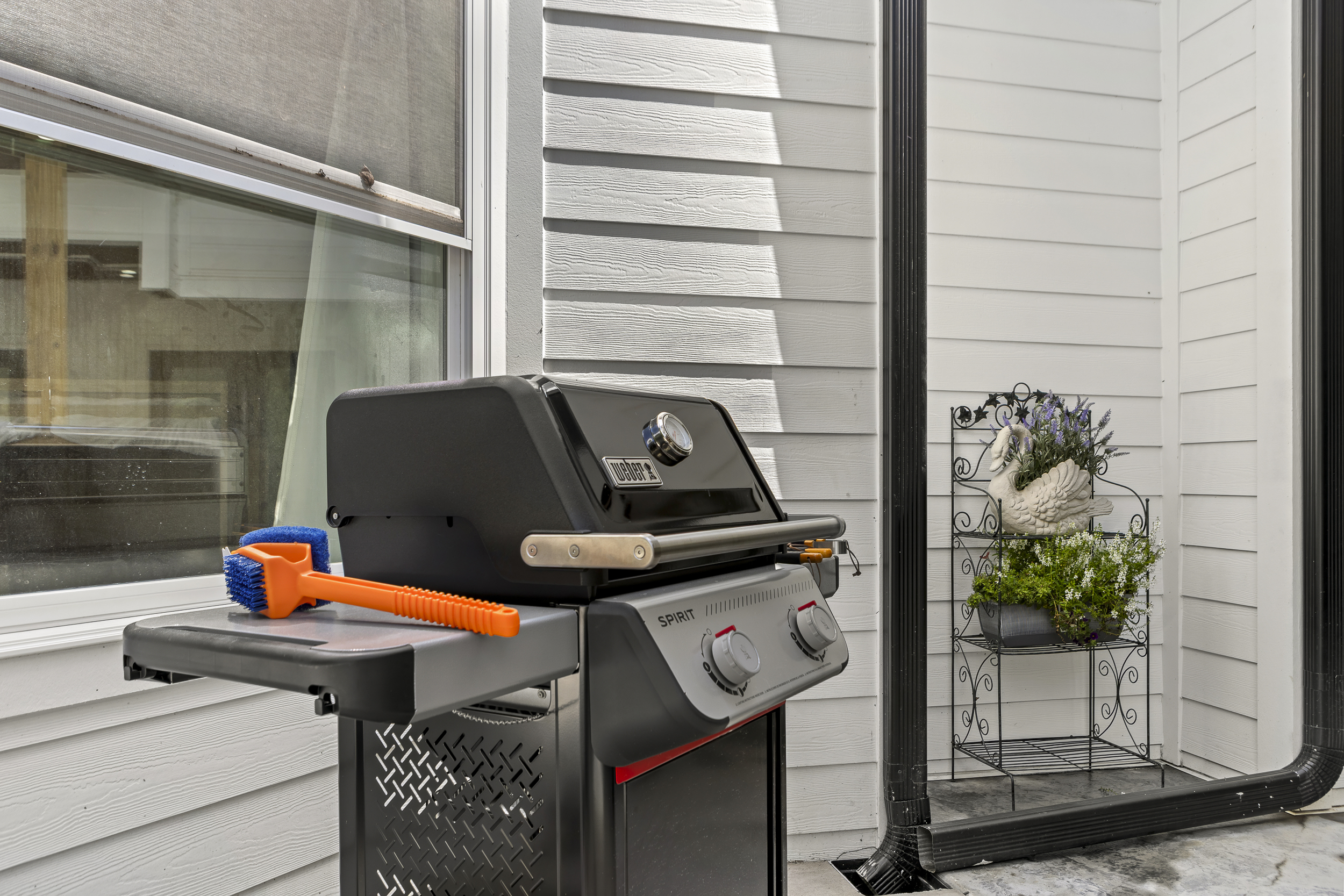 Outdoor Grill Oasis: Fire up your favorites on the grill while enjoying the fresh air!